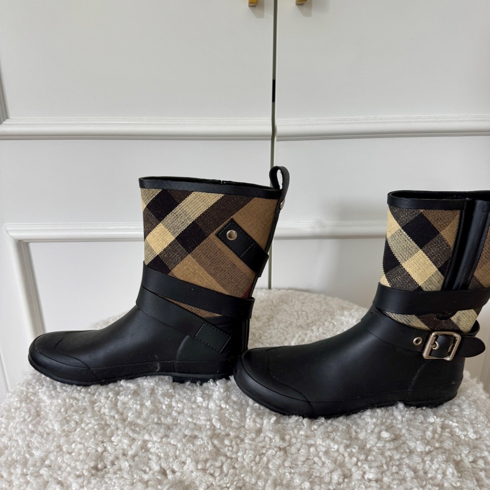 Burberry Holloway Plaid Rain Boots – Size 37 – Classic Nova Check – Gently Worn - Picture 3 of 9